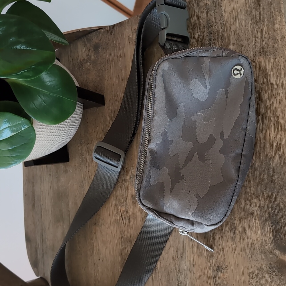 Lululemon Everywhere Belt Bag Heritage Camo Max Rover White Opal